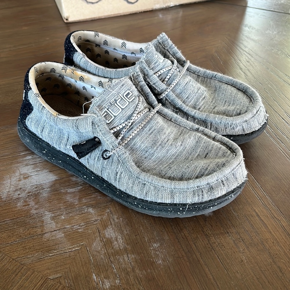 Boys size Y3-L4 Hey dudes. Some wear at the front of the toes.